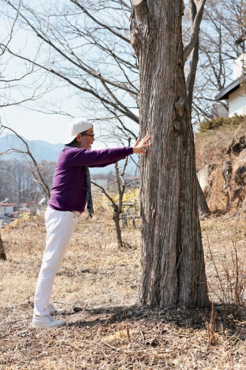 指立てふせ【1】：壁に向かって立ち、両腕を伸ばし壁に指を付ける