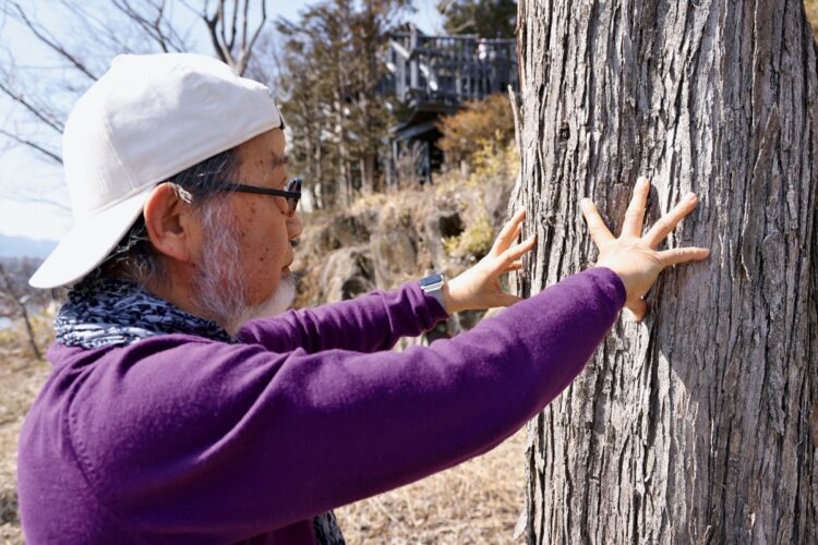 指で支えるのが難しければ、手のひら全体を壁につけてもよい