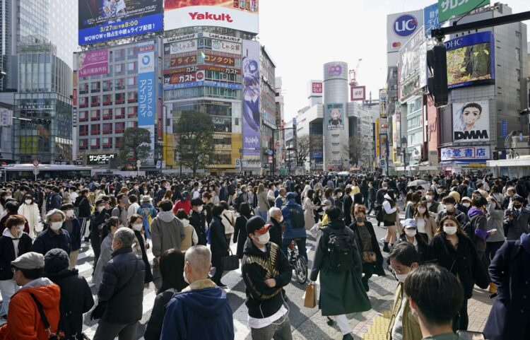 3月21日の渋谷、街には多くの人が（写真／共同通信社）