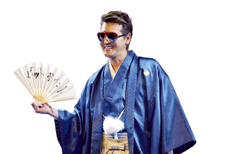 2021年12月21日　「ビットポイントジャパン」のブランドアンバサダー就任会見に青い羽織と金色の袴（はかま）で登場。ド派手な和装も似合う（写真／共同通信社）
