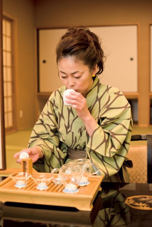 全室に用意された香り高い台湾茶はオーナーこだわりの茶器で自由に飲める