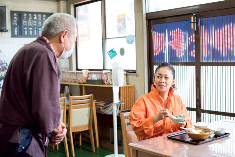 すっぽん料理が味わえる「正直屋」へ移動。「この店ではスポネ料理と言います。あっさりして美味しいです」（中島）