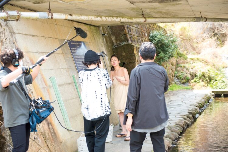 ロケの初っ端から柵も囲いもない長湯温泉のシンボル「ガニ湯」に入湯。久しぶりのロケ番組にもなんなく順応していた