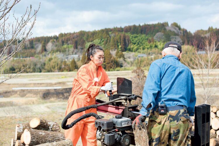 店主がアウトドアブームに乗って薪の販売に力を入れていると聞き、中島も薪割りを手伝うことに