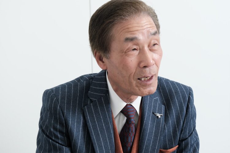 仲が悪くなったきっかけについて語るおぼん（写真：小倉雄一郎）