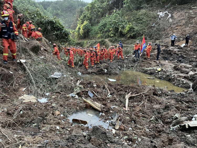 中国南部の広西チワン族自治区の山中に墜落した事故の真相は…（写真＝新華社／共同）