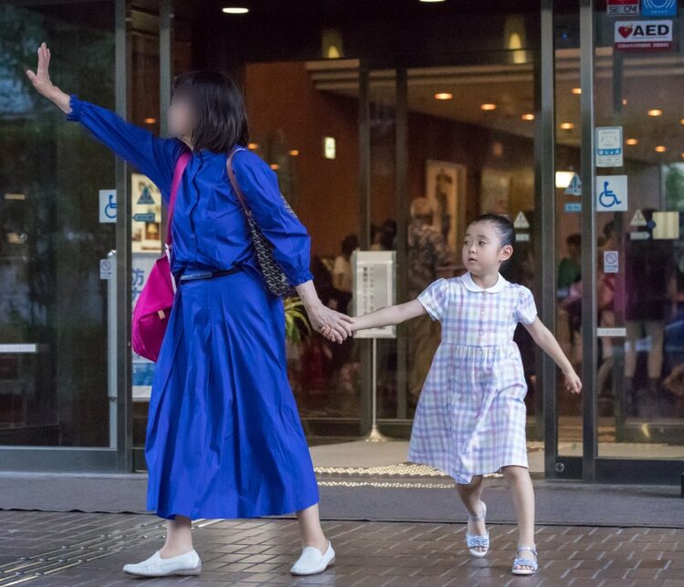 海老蔵のイクメンぶりはブログでは存分に展開されているが…（写真はぼたんを連れる小林麻央さんの母。2018年7月）