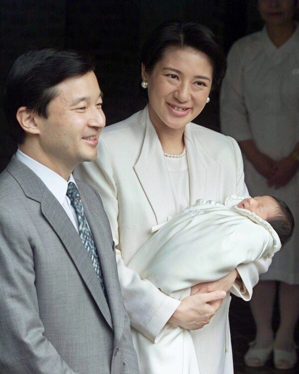 苦難を乗り越えて愛子さまを出産された雅子さま（2001年12月、東京・千代田区。時事通信フォト）