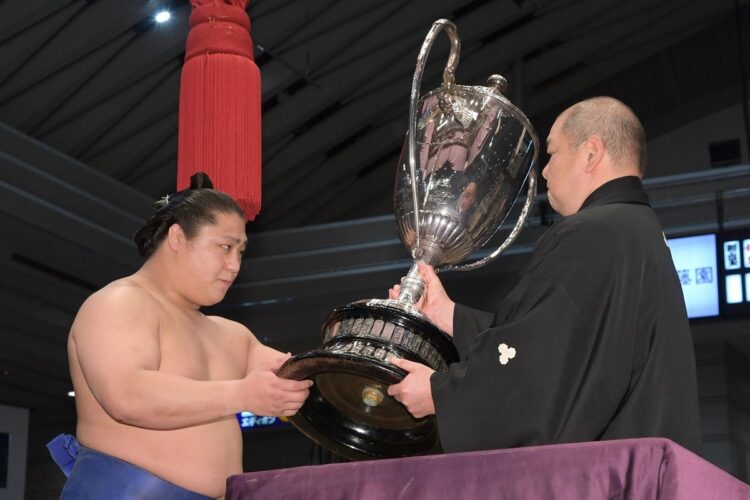 初優勝し、八角理事長から賜杯を受ける若隆景（時事通信フォト）