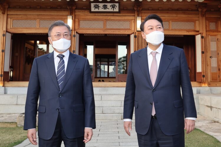 韓国・青瓦台で行われた文在寅大統領（左）と尹次期大統領の初会談（EPA= 時事）