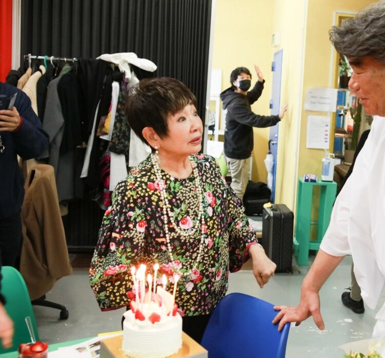 バースデーサプライズを受けることも（衣装協力／YUKIKO HANAI）