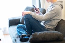 今も「mixi」を続けている現役ユーザーたちの声「他のSNSにはない安心感」