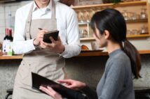 店員に話しかけられずに黙食したい「フレンドリーな飲食店」が苦手な人たち