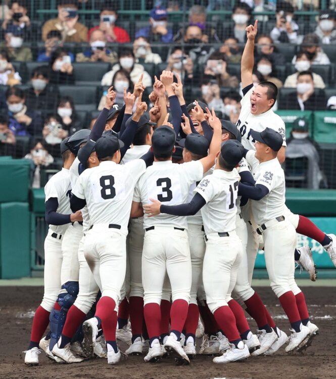 準々決勝（17対0）、準決勝（13対4）に続いて3試合連続2ケタ得点で優勝した大阪桐蔭（時事通信フォト）