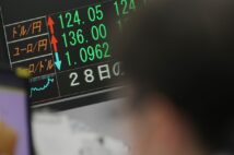 6年7カ月ぶりに1ドル＝124円台を付けた円相場を示す電光ボード。2022年03月28日（時事通信フォト）