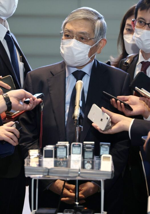 黒田東彦日銀総裁は3月30日昼、岸田文雄首相と会談後、記者団に「内外の経済情勢や金融市場の状況について話した」と述べた（時事通信フォト）