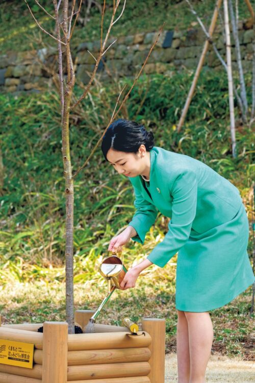 赤坂御用地内で記念植樹をされる佳子さま（宮内庁提供）