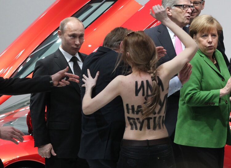 「フェメン」の直接抗議を受けたプーチン氏。2013年4月（GettyImages）