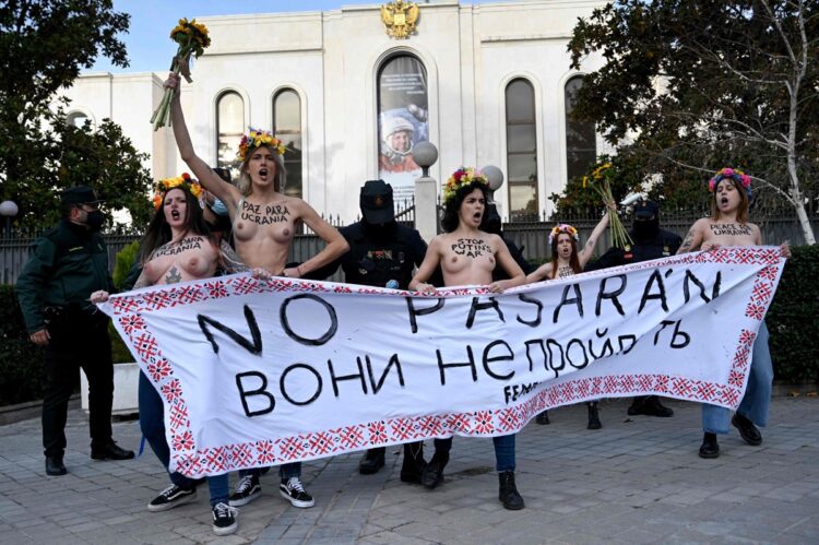 スペインのロシア大使館前でプーチン氏へのデモ抗議を行う「フェメン」（写真／アフロ）