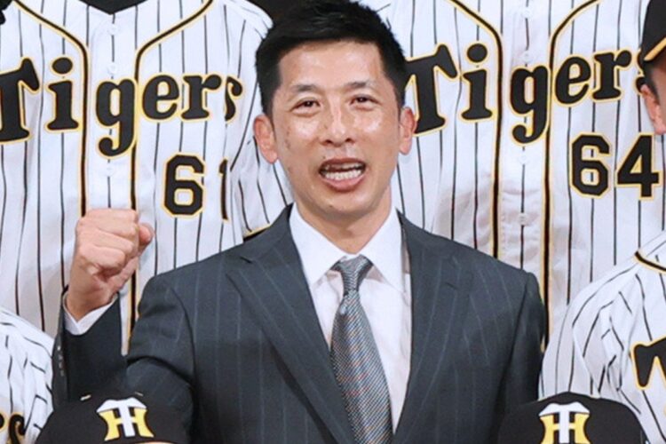 阪神の新入団選手に囲まれる矢野監督（2021年12月）