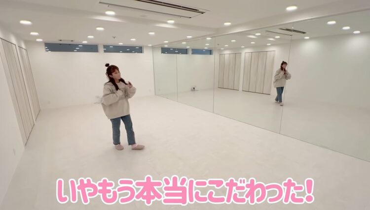 広々としたダンススタジオ。（画像は辻のYouTube『辻ちゃんネル』より）