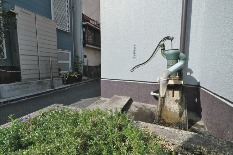 防災用の井戸/昭和41(1966)年まで大塚坂下町という町名だった住宅街の一角にある防災用の井戸。大塚から東池袋の一帯は井戸が多い。大塚5丁目19