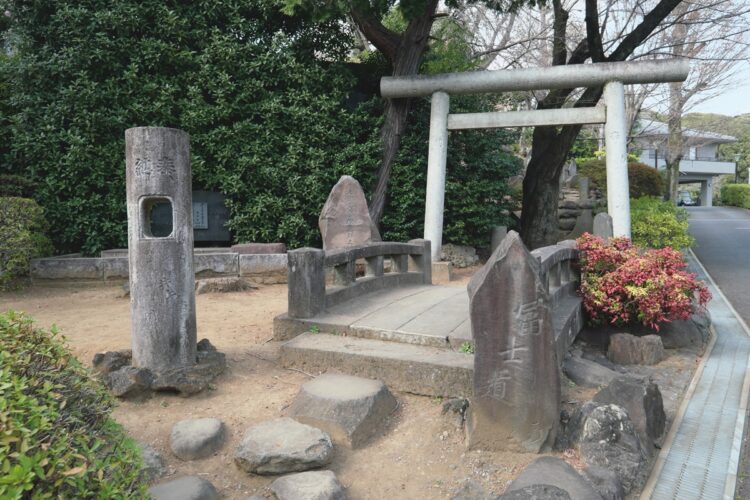 護国寺境内の石橋／境内にはかつて湧水池から水窪川に注ぐ支流が存在し、石橋が架かっていた。すでに池も支流もないが、現在、その石橋は境内にある富士塚「音羽富士」の前に保存されている。護国寺に水源の一つがあったのは興味深い