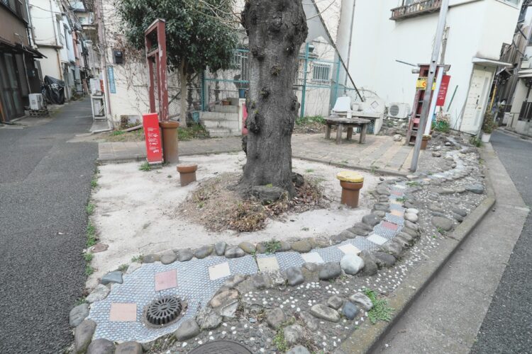 富士山広場と水窪川の碑/暗渠沿いの辻広場「富士山広場」。川を模したタイルをたどった先に「水窪川の碑」がある。東池袋5丁目30付近