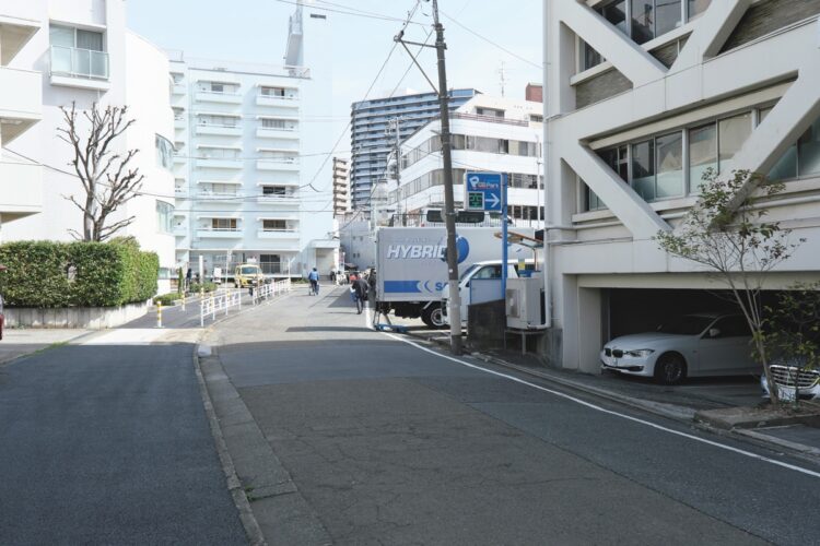 神宮前2丁目17と18の境付近／渋谷川の奥に架かる木造の橋が巌橋。橋の名は近くに住んでいた陸軍元帥・大山巌に由来。のどかな川沿いの風景は戦後しばらく続いたが、暗渠化後は道路に