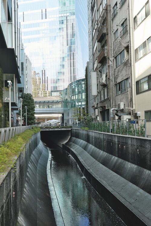渋谷リバーストリート／大正時代の渋谷川沿いには家屋が密集していた。1963年に暗渠化後は、下水道幹線に。現在の「渋谷ストリーム」前 稲橋広場周辺からその水面が現われる