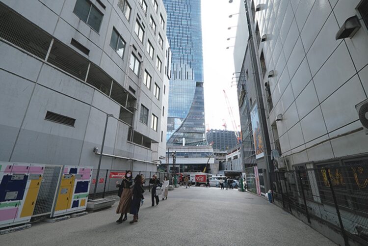 渋谷1丁目24付近／現在の「レイヤード ミヤシタパーク」（宮下公園）付近を流れていた渋谷川の奥には宮益橋と東横百貨店（東急百貨店東横店の前身）があった。現在は再開発のための工事が進む