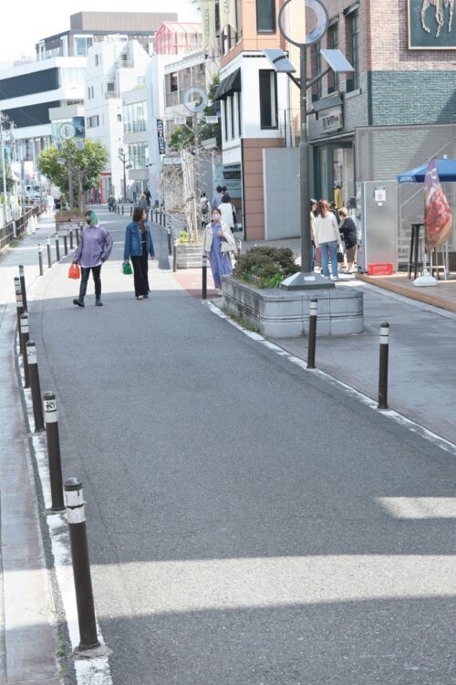 暗渠化された渋谷川の上に整備された遊歩道・通称「キャットストリート」（正式名称は旧渋谷川遊歩道路）。かつて川だったことを緩やかに蛇行する道が物語っている。今は若者が行き交う