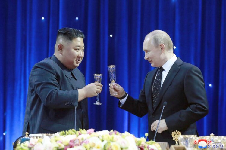 2019年歓迎宴で乾杯する金正恩氏とプーチン氏（写真＝朝鮮通信時事／時事）