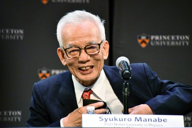 ノーベル物理学賞を受賞した真鍋淑郎・プリンストン大上席研究員。記者会見での「日本に戻りたくない」発言は米国ではジョークとして受け取る人も多かったようだが……（時事通信フォト）
