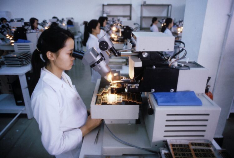 中国・深センにあった電子部品製造工場。三洋電機などは1980年代には6000人もの人を現地で雇用する規模の工場を合弁会社によって運営していた（イメージ、時事通信フォト）