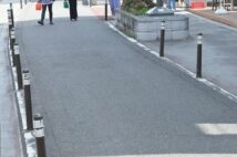 暗渠化された渋谷川の上に整備された遊歩道・通称「キャットストリート」（正式名称は旧渋谷川遊歩道路）。かつて川だったことを緩やかに蛇行する道が物語っている。今は若者が行き交う
