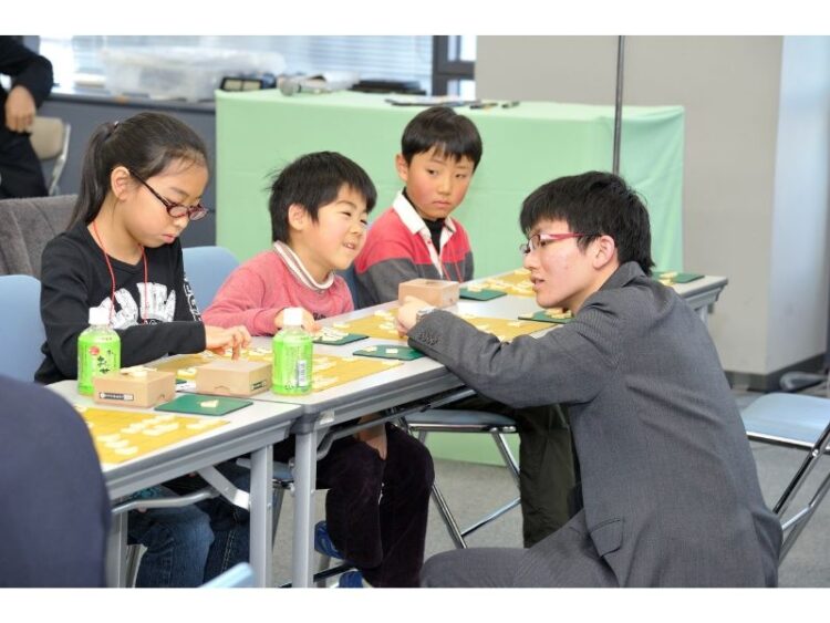 子供たちに将棋指導をする永瀬四段（現・王座）