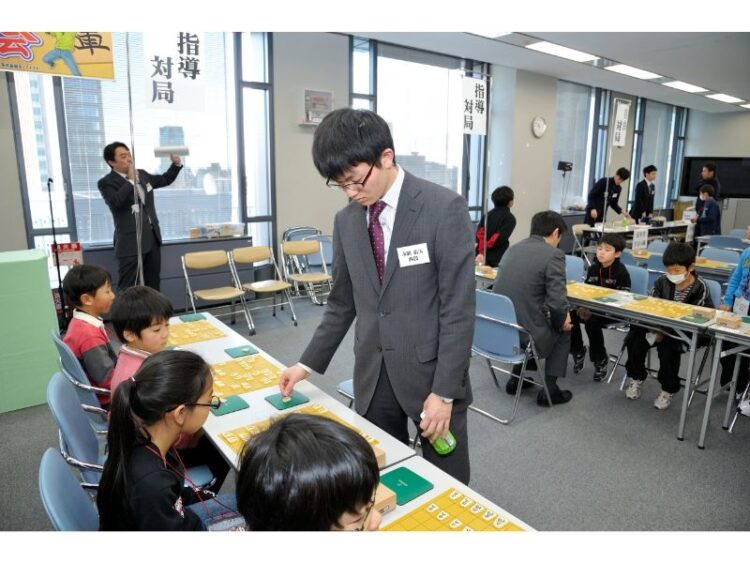 憧れの棋士からの将棋指導に子供たちは目を輝かせた