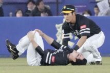 立ち上がることができない栗原(共同通信社)