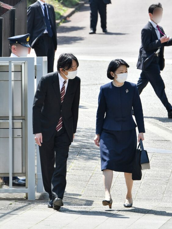 秋篠宮さまと紀子さまも、春の日差しのなか、訪れた