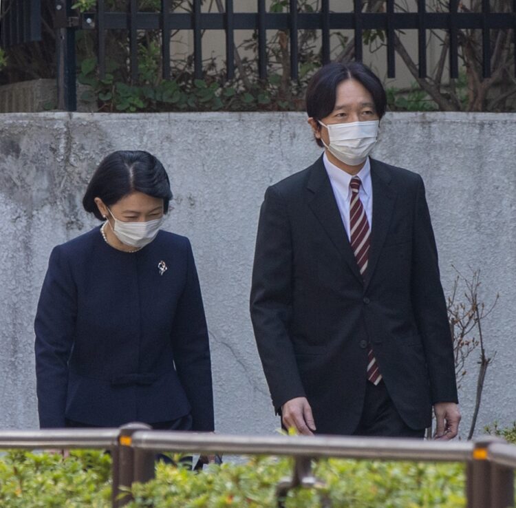 並んで歩かれる秋篠宮さまと紀子さま