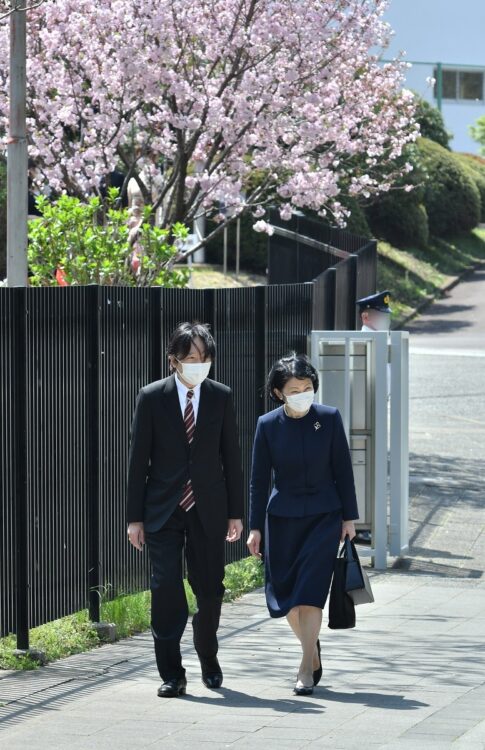 遅咲きの桜が満開のなか、秋篠宮さまと紀子さまも筑附高の入学式に訪れた
