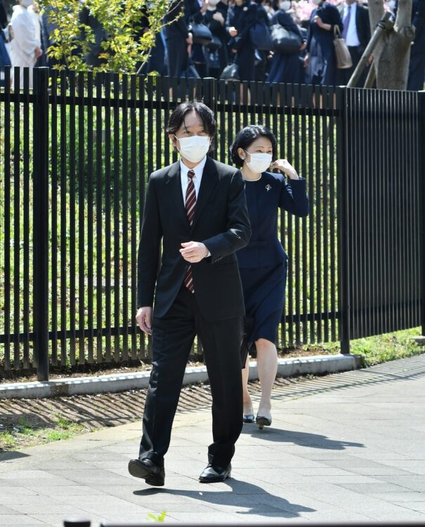 紀子さまはスカート姿