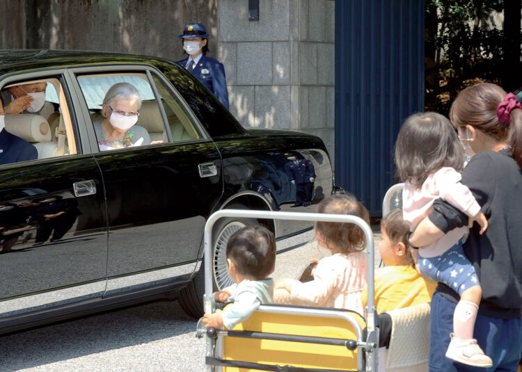 地域の人たちとのつながりも大切にされてきたご夫妻。見送りの園児たちのため、車を停めてお手振りされる姿も（共同通信社）