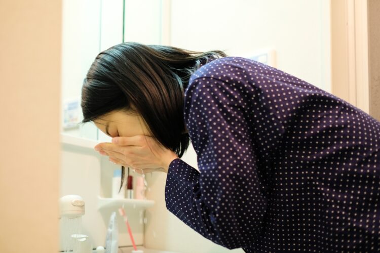 眠気にあらがって起きている場合は、洗顔するなど交感神経が優位になる行動をするべし（写真／Getty Images）
