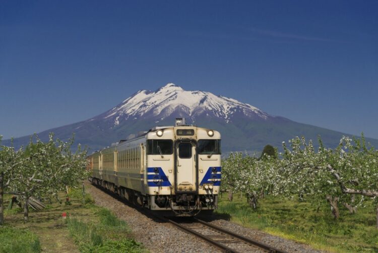 JR五能線を普通電車として走っていた「キハ40」は2022年3月から兵庫県の北条鉄道で往時のカラーリングのまま運行開始。写真は岩木山を背に五能線を走る2016年の様子（時事通信フォト）