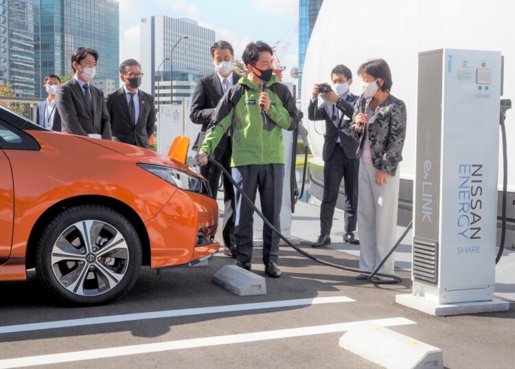 電気自動車（EV）の充電を体験する小泉進次郎環境相（当時）。2020年10月21日、横浜市（時事通信フォト）