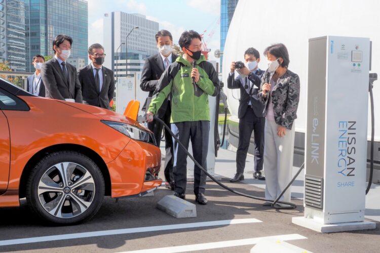 電気自動車（EV）の充電を体験する小泉進次郎環境相（当時）。2020年10月21日、横浜市（時事通信フォト）