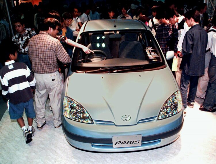 1997年の東京モーターショーの一般公開の初日、注目を浴びる環境に配慮したトヨタ自動車のハイブリッドカー「プリウス」（時事通信フォト）