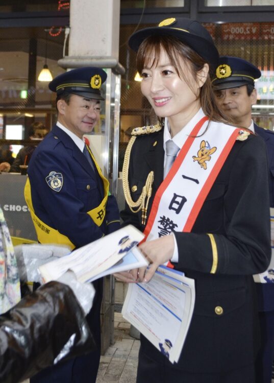 一日警察署長をしていた新山千春（写真／共同通信社）